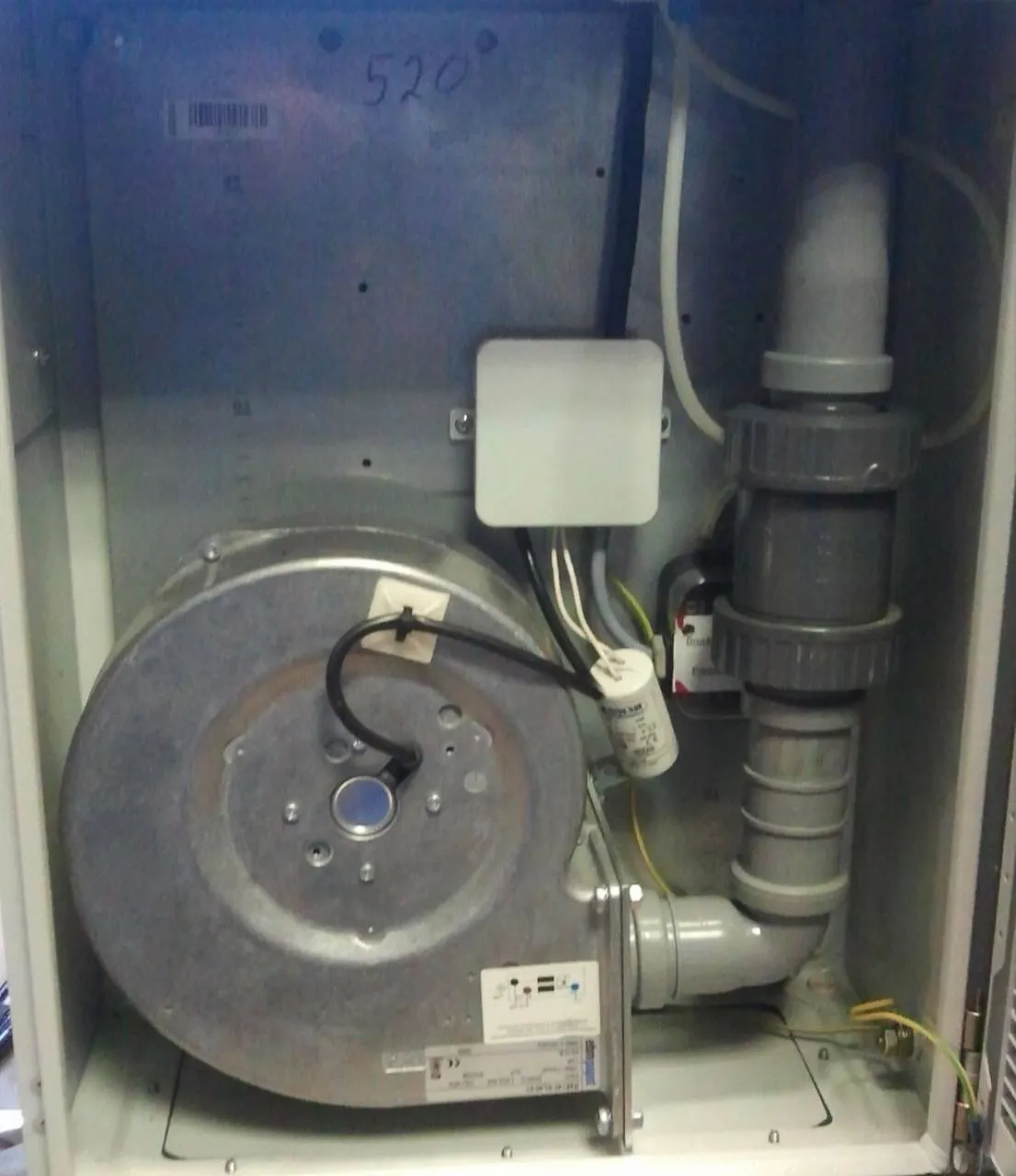 Geöffnetes Luftaggregat mit Ventilator, Rückschlagventil und Druckschalter